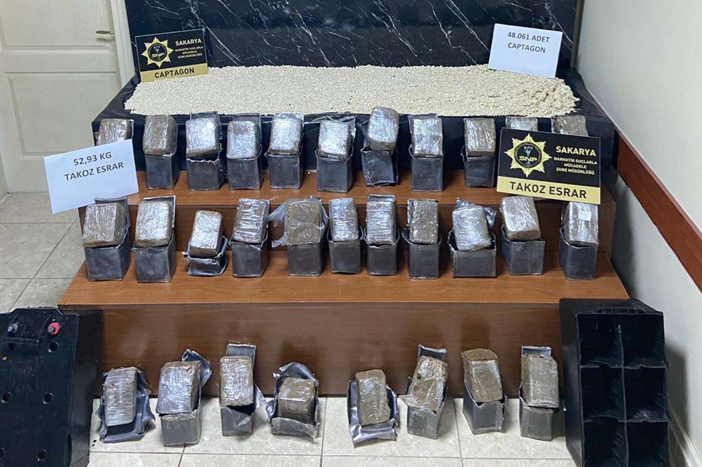 Akülere gizlenmiş takoz esrar ele geçirildi Akülere gizlenmiş takoz esrar ele geçirildi